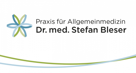 Eine gelbe Blume wird von einer Person zur anderen Person gereicht. Man sieht nur die Hände vor einem fast weißen Hintergrund. Im Zentrum der Fotografie ist das Logo (eine Wort-Bild-Marke) von Dr. Bleser zu sehen.
